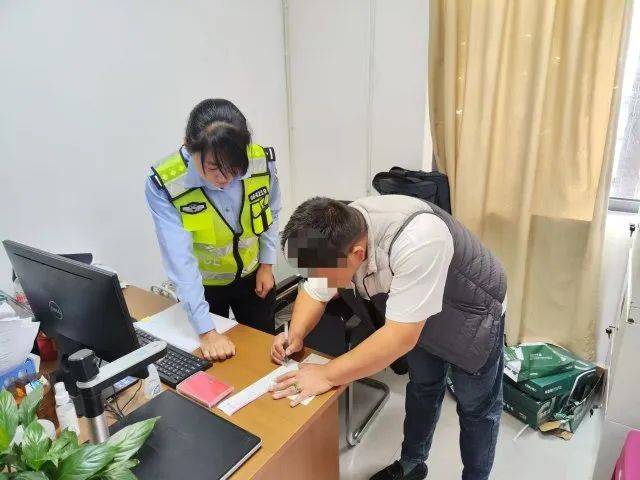 男子驾驶“鸡枞战车”满街跑<strong></p>
<p>抹茶交易所</strong>,交警紧急叫停!