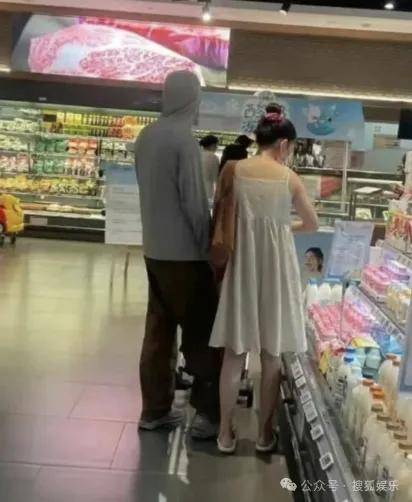 离婚三年又被拍到亲密逛超市<strong></p>
<p>交易所app下载</strong>,他俩这是纯带娃还是真复合了?