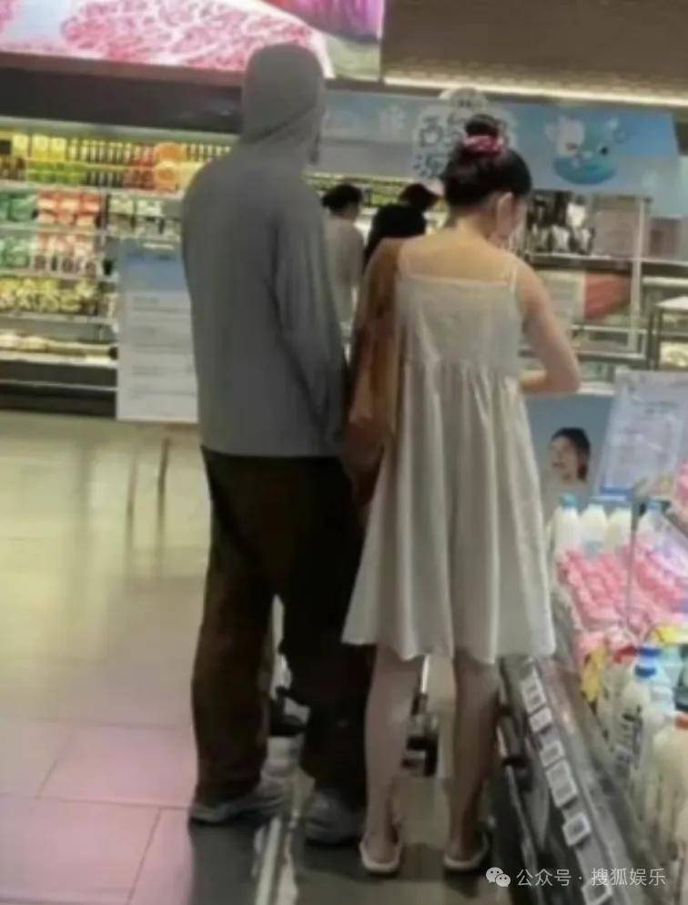 离婚三年又被拍到亲密逛超市<strong></p>
<p>交易所app下载</strong>,他俩这是纯带娃还是真复合了?