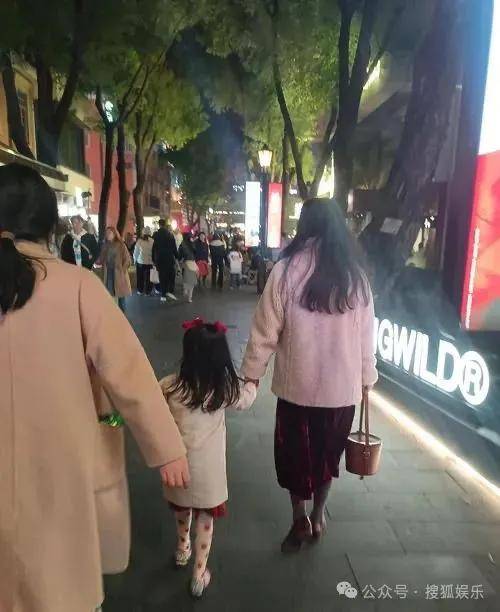 离婚三年又被拍到亲密逛超市<strong></p>
<p>交易所app下载</strong>,他俩这是纯带娃还是真复合了?