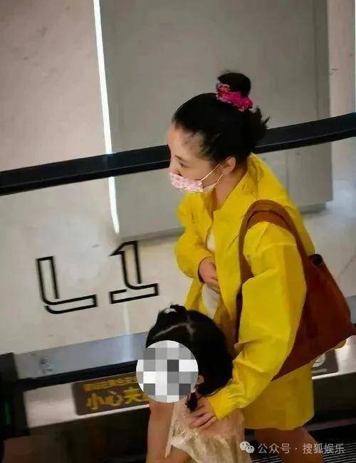 离婚三年又被拍到亲密逛超市<strong></p>
<p>交易所app下载</strong>,他俩这是纯带娃还是真复合了?