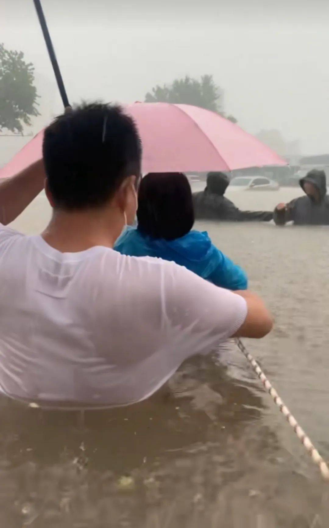 郑州暴雨致京广路隧道被淹<strong></p>
<p>抹茶交易所app官网</strong>,亲历者:车是飘起来的,很害怕,有人爬梯子离开 2021年也曾淹没多台车辆