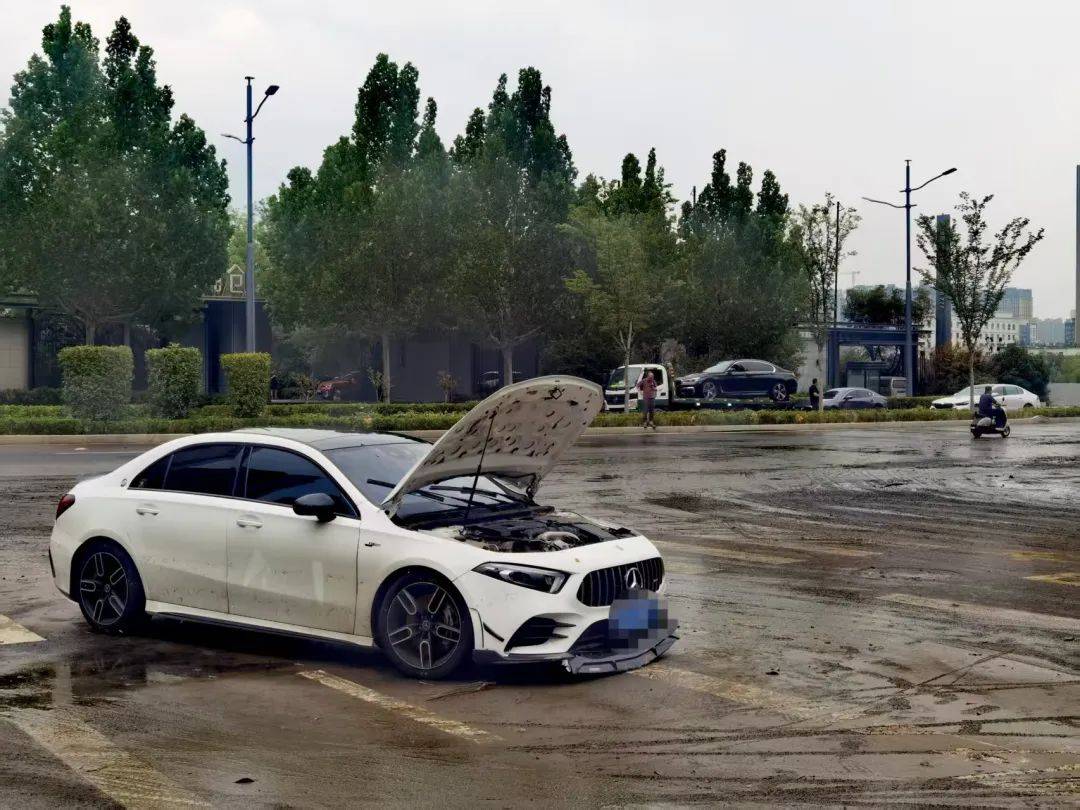 郑州暴雨致京广路隧道被淹<strong></p>
<p>抹茶交易所app官网</strong>,亲历者:车是飘起来的,很害怕,有人爬梯子离开 2021年也曾淹没多台车辆