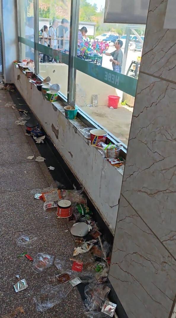 河北服务区垃圾成灾<strong></p>
<p>抹茶交易所网址</strong>，游客被迫蹲台阶就餐？当地回应