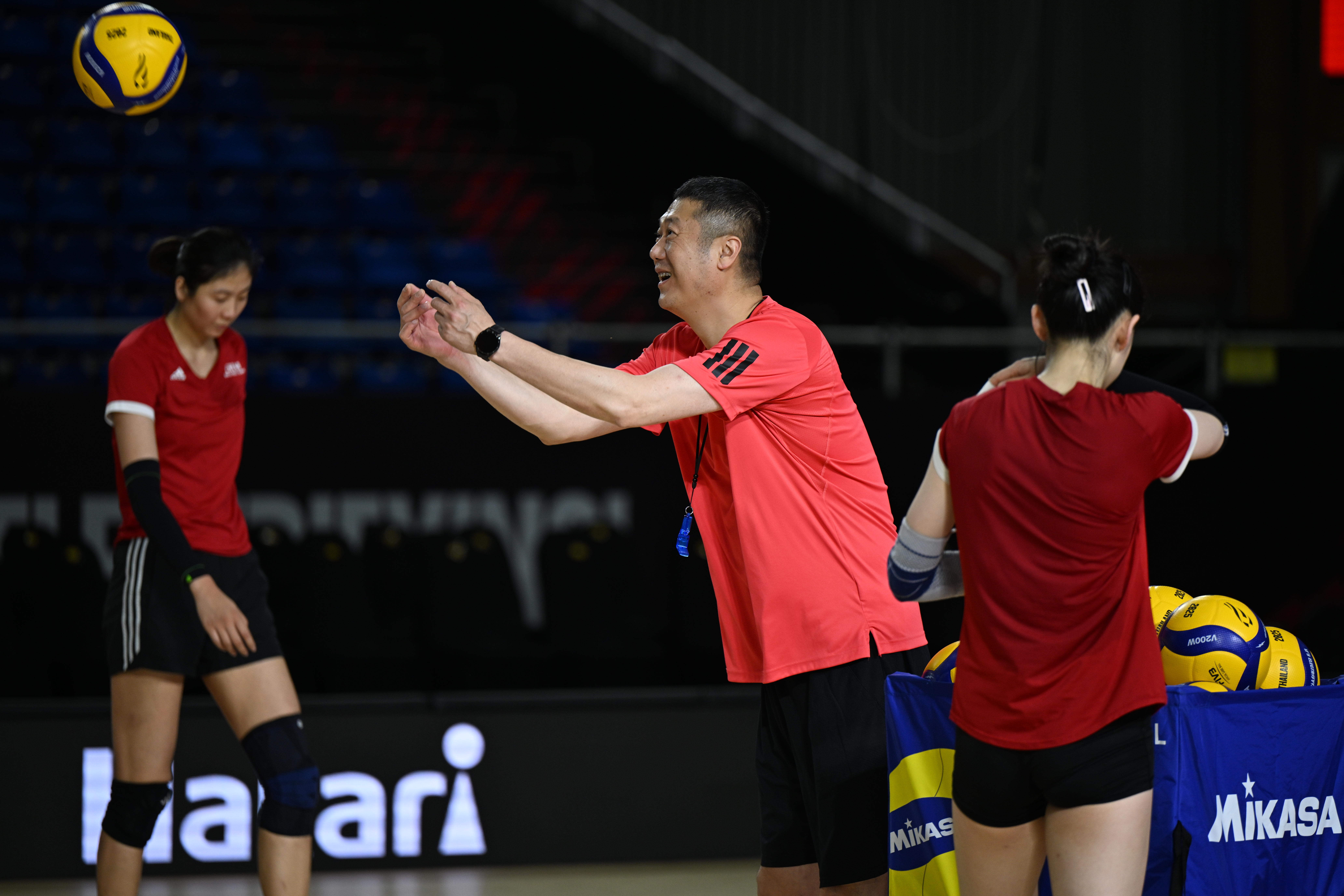 (体育)排球——女排世锦赛:中国队进行赛前训练