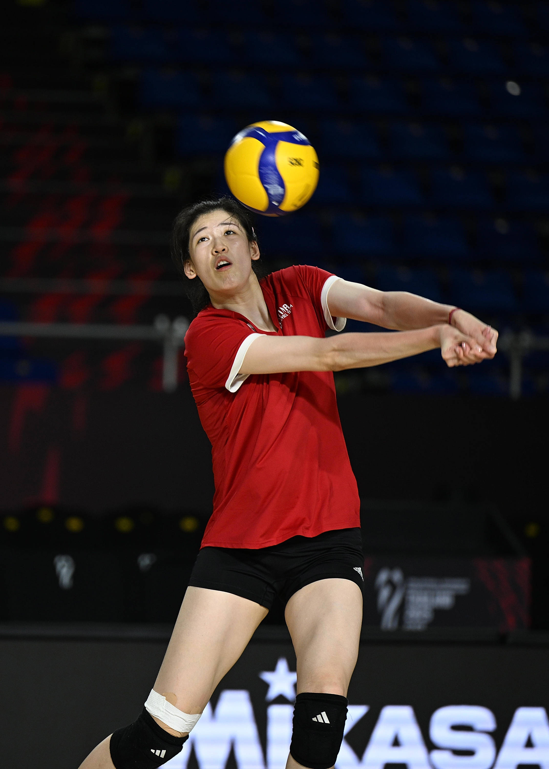 (体育)排球——女排世锦赛:中国队进行赛前训练