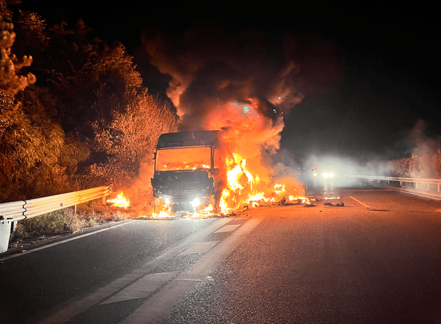 司机往后视镜一看，糟了！670万元货物“葬身火海”