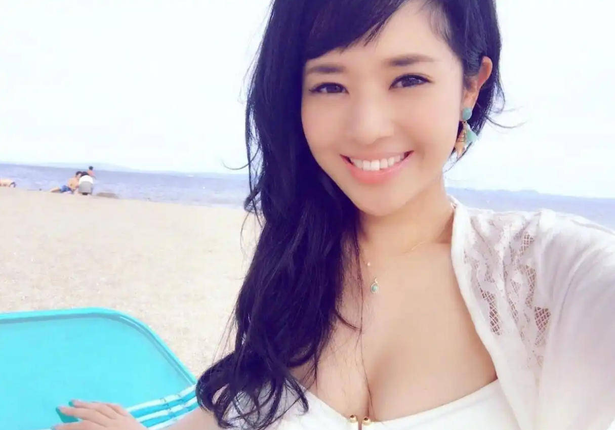 44岁苍井空惊艳亮相香港娱乐场所开幕式<strong></p>
<p>抹茶交易所美区</strong>，超深V礼服尽显魅力