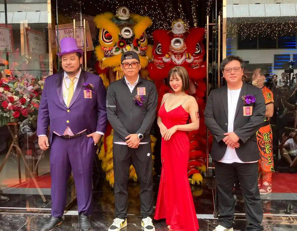 44岁苍井空惊艳亮相香港娱乐场所开幕式<strong></p>
<p>抹茶交易所美区</strong>，超深V礼服尽显魅力