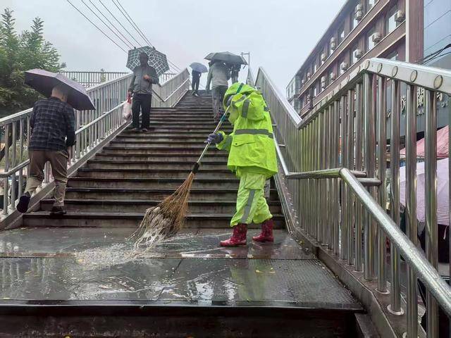 兰州市城管委：出动环卫人员7100余人次 清理落叶杂物18.8吨