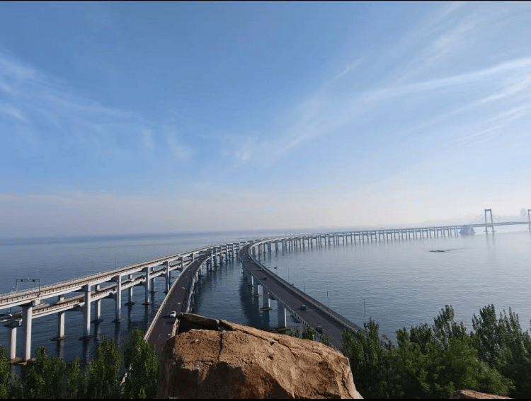 大连一跨海大桥观景台有游客翻栏杆踩空心造景石拍照<strong></p>
<p>抹茶交易所美区</strong>，当地回应