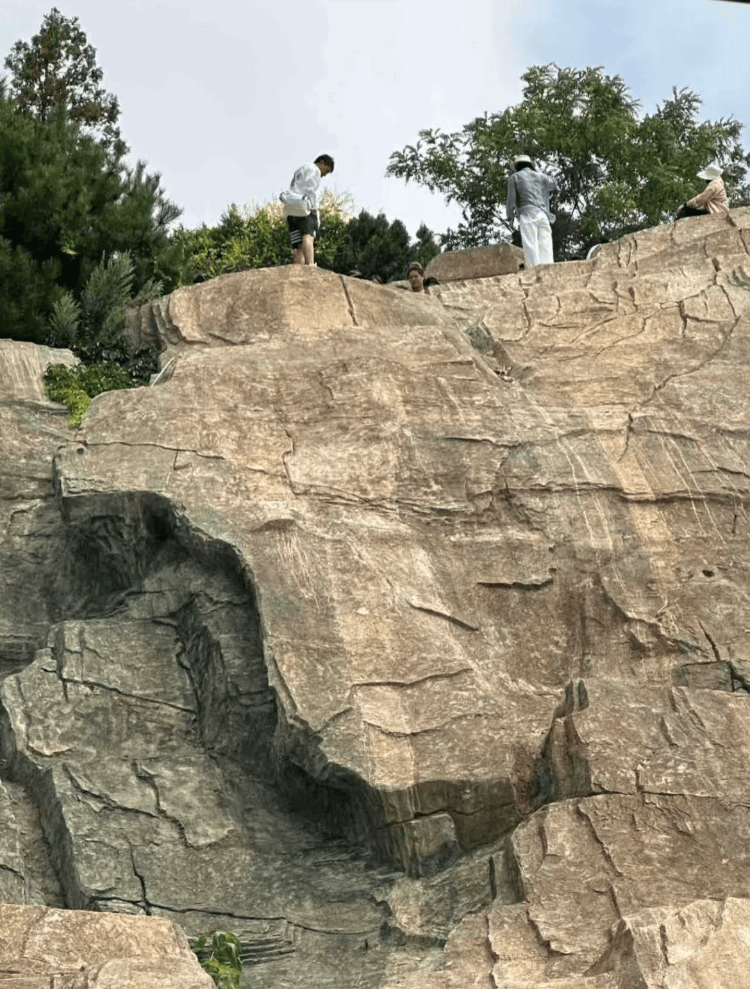 大连一跨海大桥观景台有游客翻栏杆踩空心造景石拍照<strong></p>
<p>抹茶交易所美区</strong>，当地回应