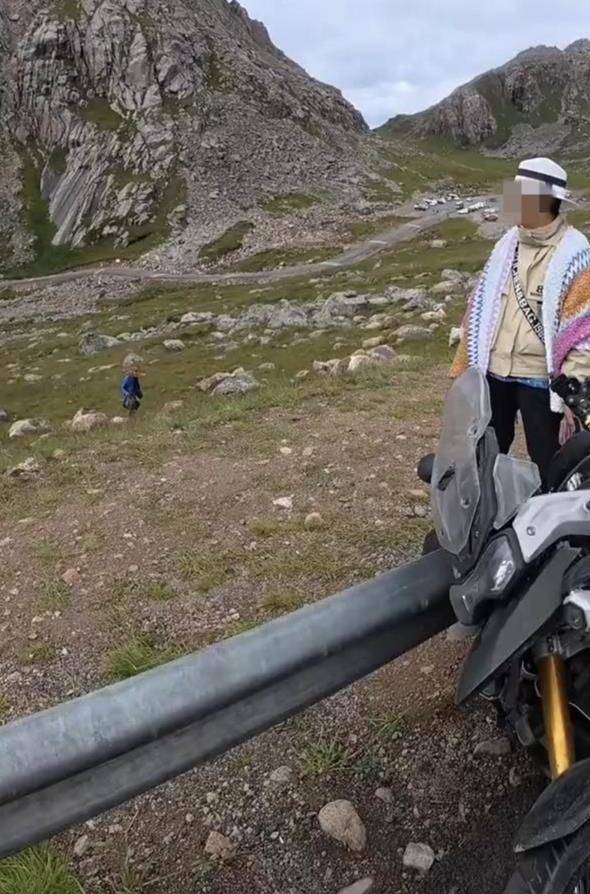 大妈私坐价值20万摩托拍照却将车弄翻<strong></p>
<p>抹茶交易所美区</strong>，赔1000元后拉黑车主，4S店：修好约需2万元