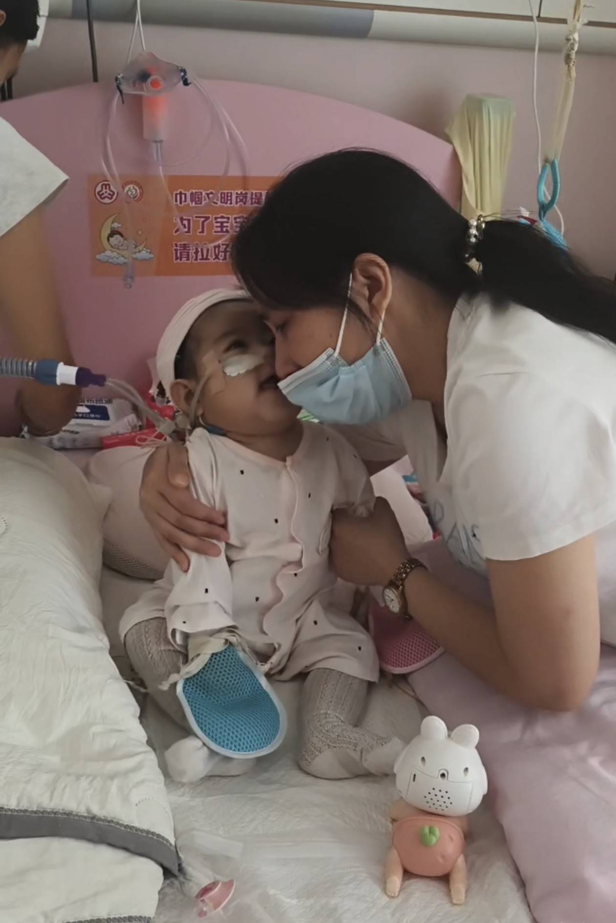 奶奶在哭<strong></p>
<p>抹茶交易所如何加杠杆</strong>,宝宝在笑!40天女婴重病,00后父亲割肝救女,术后这一幕让网友泪奔