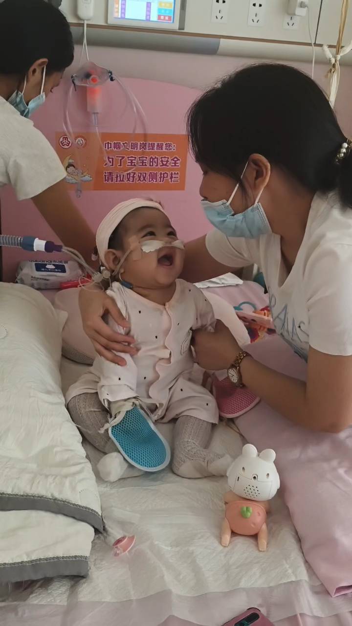 奶奶在哭<strong></p>
<p>抹茶交易所如何加杠杆</strong>,宝宝在笑!40天女婴重病,00后父亲割肝救女,术后这一幕让网友泪奔