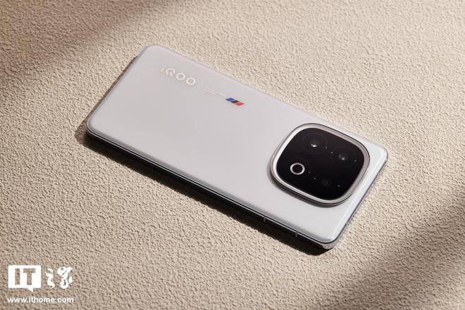 消息称某厂 SM8850 新机配备 2K 顶级三星屏、超 7000mAh 电池