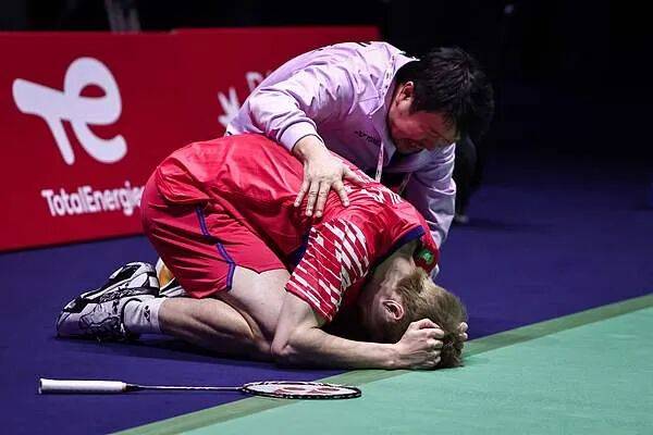 祝贺!石宇奇2比1逆转昆拉武特<strong></p>
<p>抹茶交易所app苹果手机下载</strong>,获得羽毛球世锦赛男单冠军!