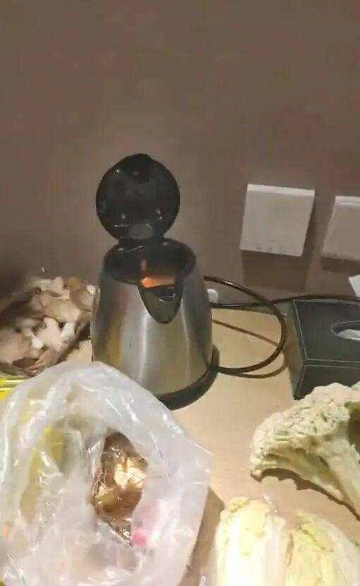 男子在澳门某酒店用水壶煮火锅<strong></p>
<p>抹茶交易所app苹果手机下载</strong>,负责人:会警告,若损坏需照价赔偿
