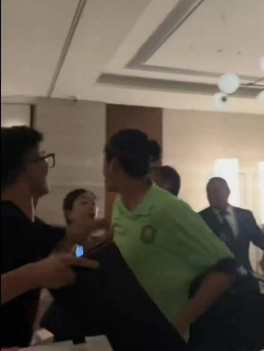 回放王刚张玉宁与国安球迷冲突 冲出电梯愤怒对喷(图)