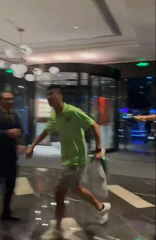 回放王刚张玉宁与国安球迷冲突 冲出电梯愤怒对喷(图)