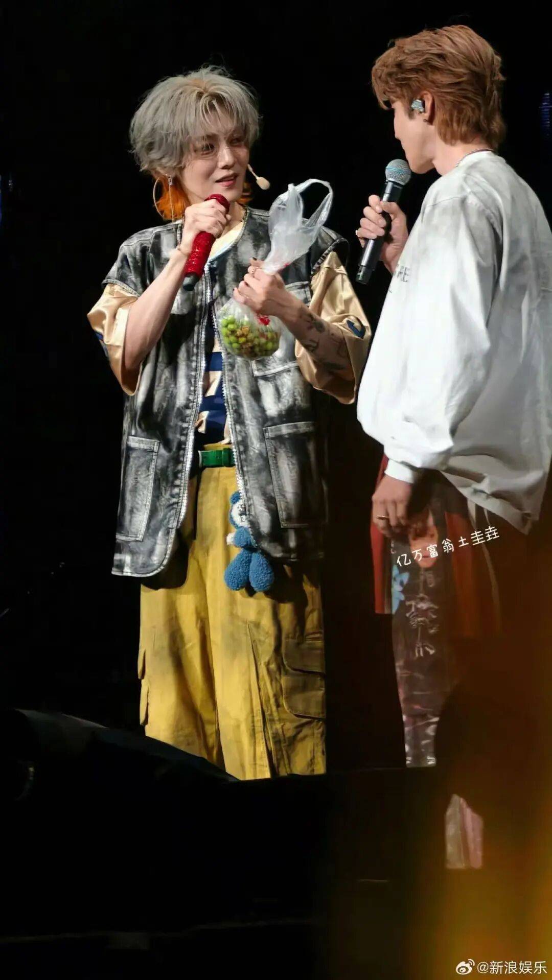 鹿晗拿走路人莲子误以为是粉丝礼物<strong></p>
<p>热币交易所</strong>,当事人:请好好享用,希望鹿哥吃得开心!