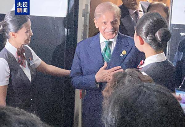 多国领导人乘高铁抵达北京