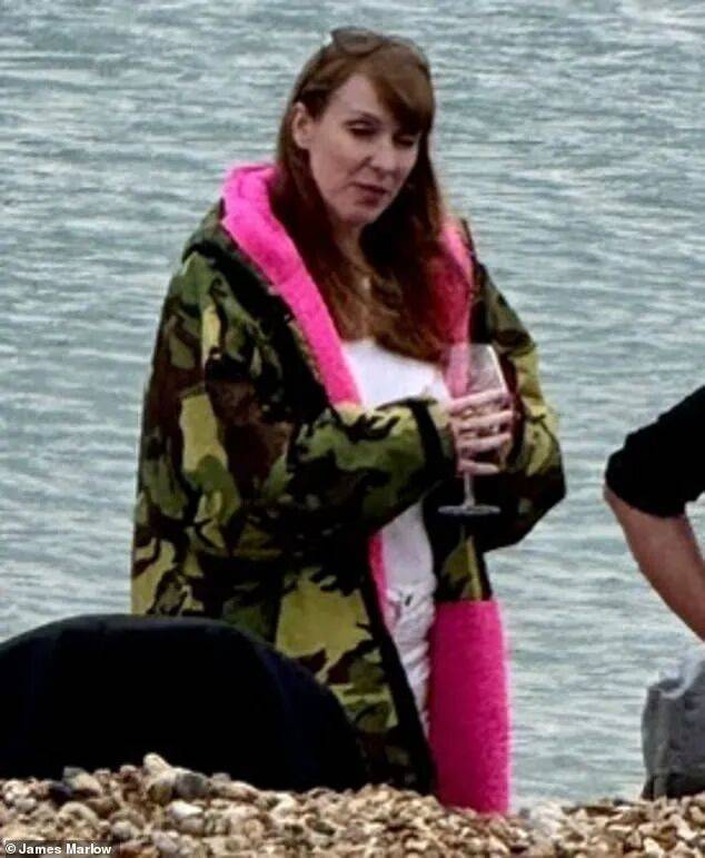 金正恩女儿首登国际舞台<strong></p>
<p>抹茶交易所导出钱包</strong>,引爆接班传闻!英国首相被架空,工党内斗成全武行…