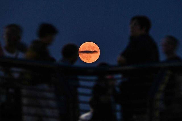 刷屏朋友圈<strong></p>
<p>交易所大概多长时间到账</strong>!“红月亮”高清大图来了