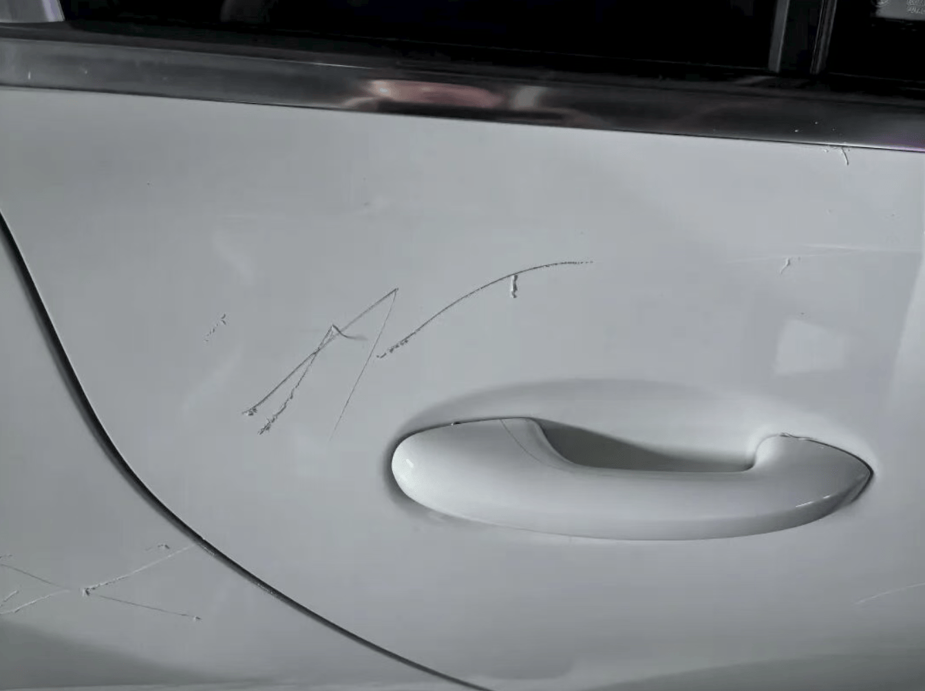 女子用铁片将邻居奔驰车划开数个口子<strong></p>
<p>交易所大概多长时间到账</strong>,被采取刑事强制措施 双方曾因车门磕碰发生口角