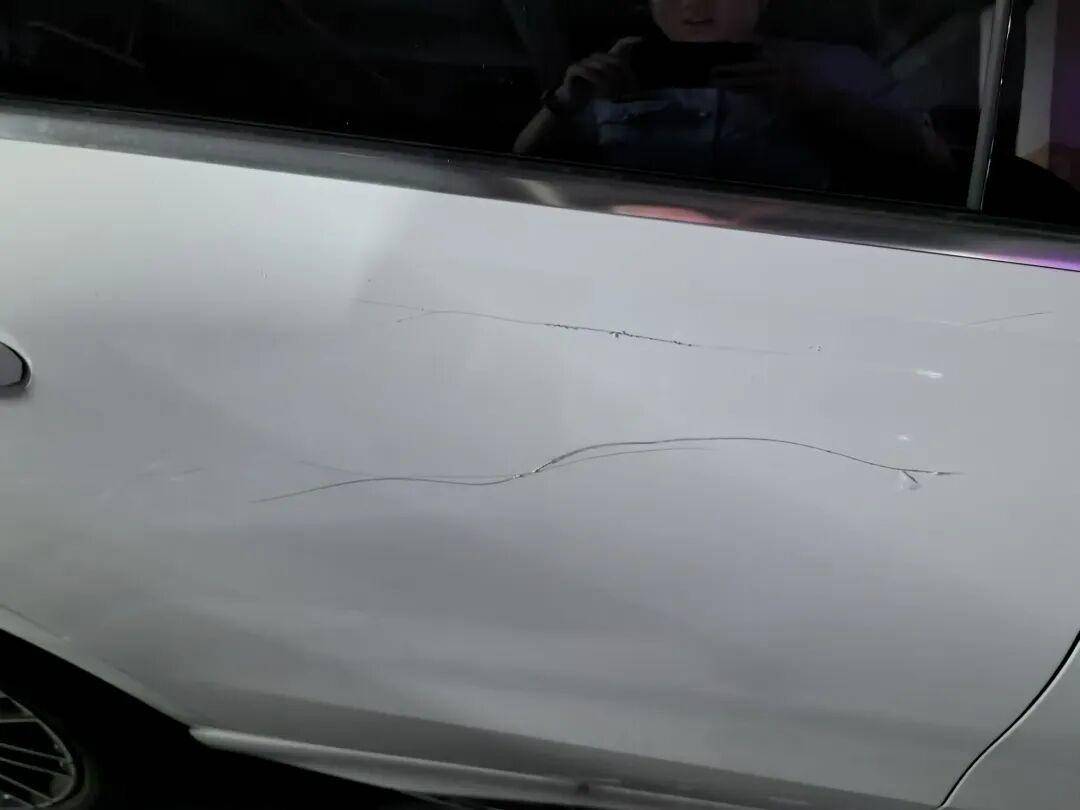 女子用铁片将邻居奔驰车划开数个口子<strong></p>
<p>交易所大概多长时间到账</strong>,被采取刑事强制措施 双方曾因车门磕碰发生口角