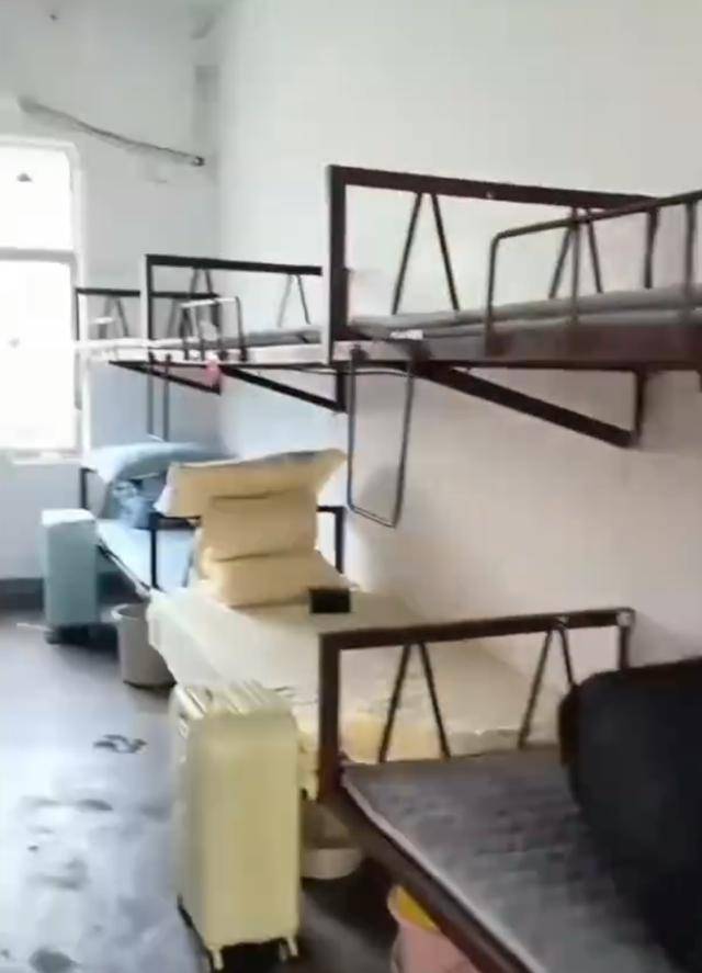 湖南一学生宿舍床铺仅用三角铁和螺丝固定<strong></p>
<p>交易所大概多长时间到账</strong>,学校回应