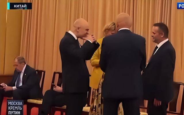 在普京下榻住所<strong></p>
<p>抹茶数字货币交易所app下载</strong>,拉夫罗夫询问“拉布布在哪”