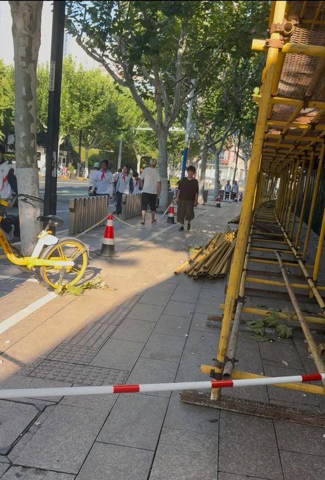 事发上海校门口!学生上学像闯关:夹缝中慢慢腾挪<strong></p>
<p>抹茶交易所资质</strong>,与非机动车迎面对冲…家长担忧:何时是头