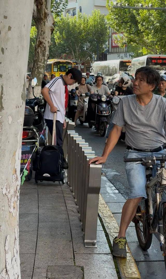 事发上海校门口!学生上学像闯关:夹缝中慢慢腾挪<strong></p>
<p>抹茶交易所资质</strong>,与非机动车迎面对冲…家长担忧:何时是头