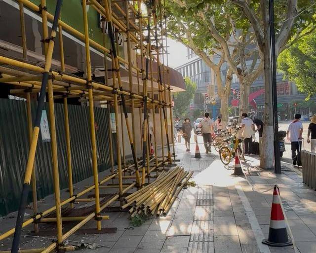 事发上海校门口!学生上学像闯关:夹缝中慢慢腾挪<strong></p>
<p>抹茶交易所资质</strong>,与非机动车迎面对冲…家长担忧:何时是头