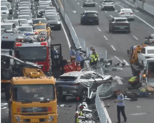 广州鹤洞大桥荔湾往海珠方向3辆小车发生碰撞<strong></p>
<p>抹茶交易所资质</strong>，致早高峰交通拥堵