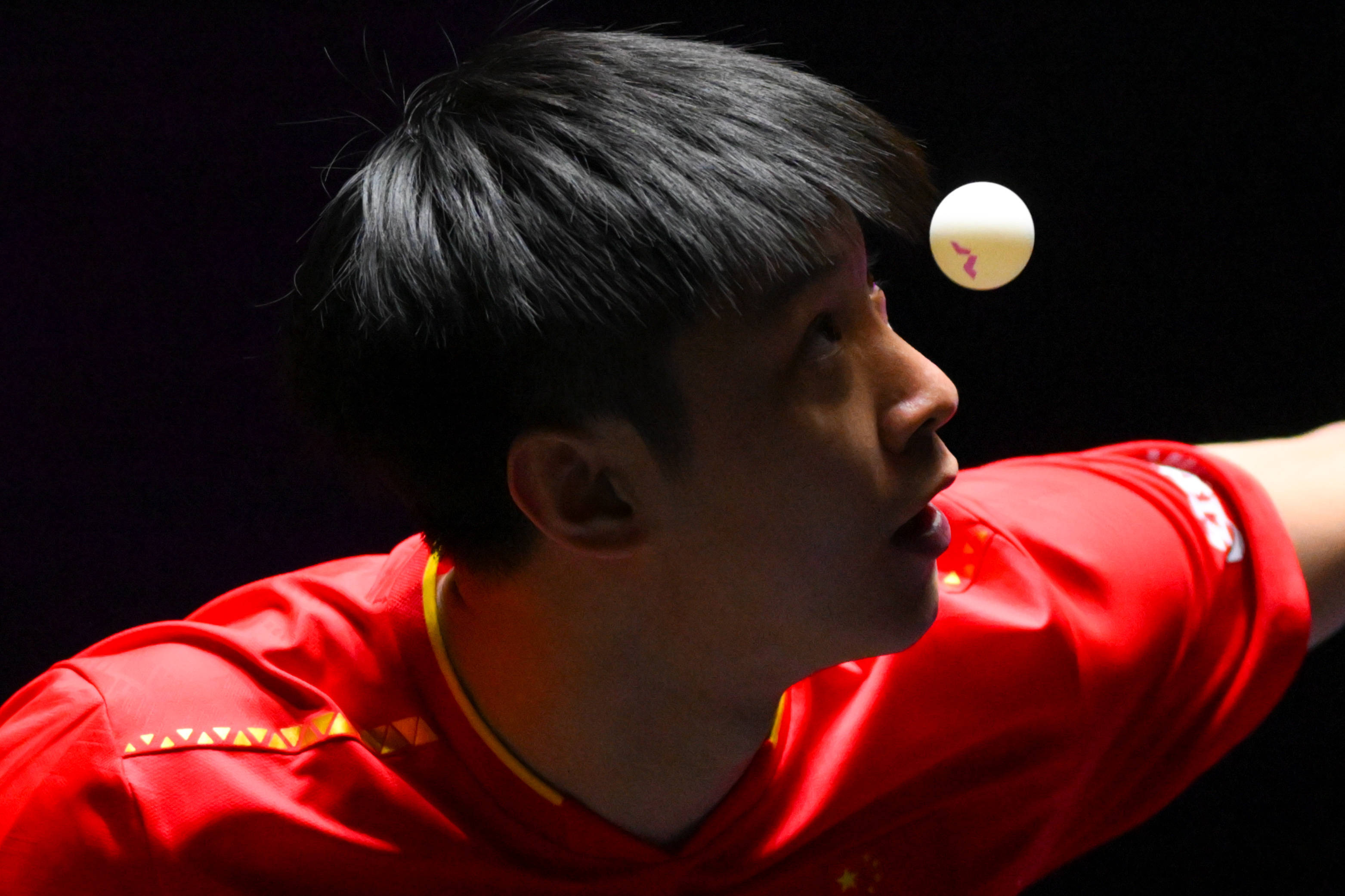 (体育)乒乓球——WTT澳门冠军赛:薛飞淘汰张本智和 晋级男单16强