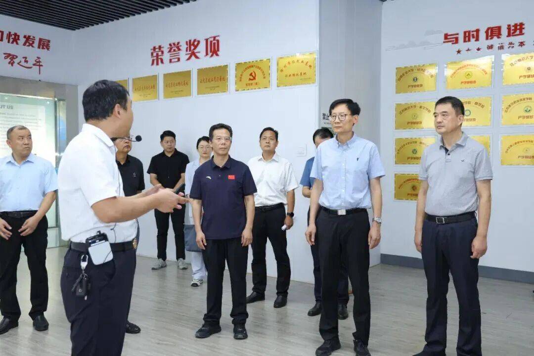 徐州市人大常委会副主任赵立群调研快递物流枢纽建设情况