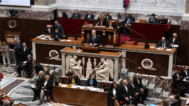 “马克龙必须下台！”10万人堵在首都示威，8万军警严阵以待