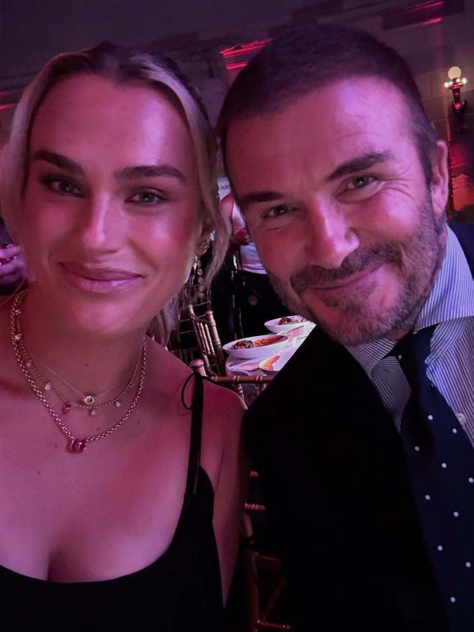 萨巴伦卡与贝克汉姆合影 穿黑色裙子笑意盎然(图)