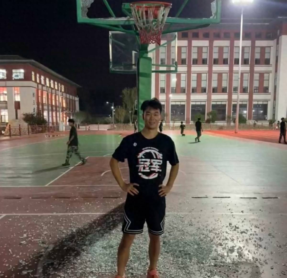 郑州178厘米大学生扣碎篮板，校方：说明弹跳力好！学校出资购买新篮板，已安装好