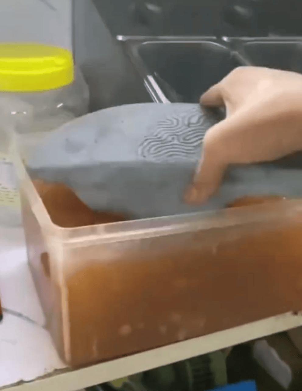 深圳一奶茶店员工脱下拖鞋放进小料盆<strong></p>
<p>抹茶交易所安卓下载app</strong>,店长称其第一天上班已被警方带走 “贡茶总部”否认是加盟店