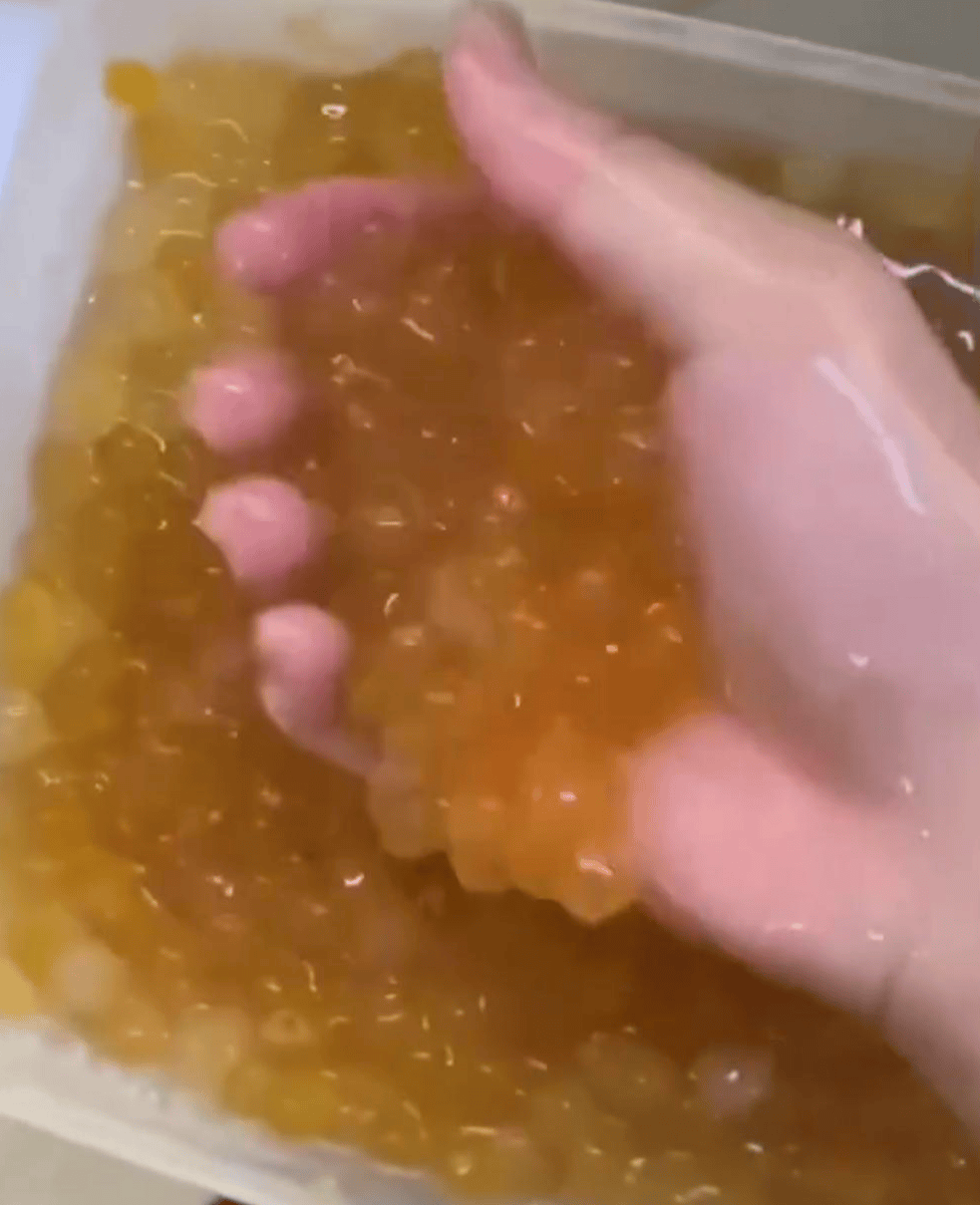 深圳一奶茶店员工脱下拖鞋放进小料盆<strong></p>
<p>抹茶交易所安卓下载app</strong>,店长称其第一天上班已被警方带走 “贡茶总部”否认是加盟店