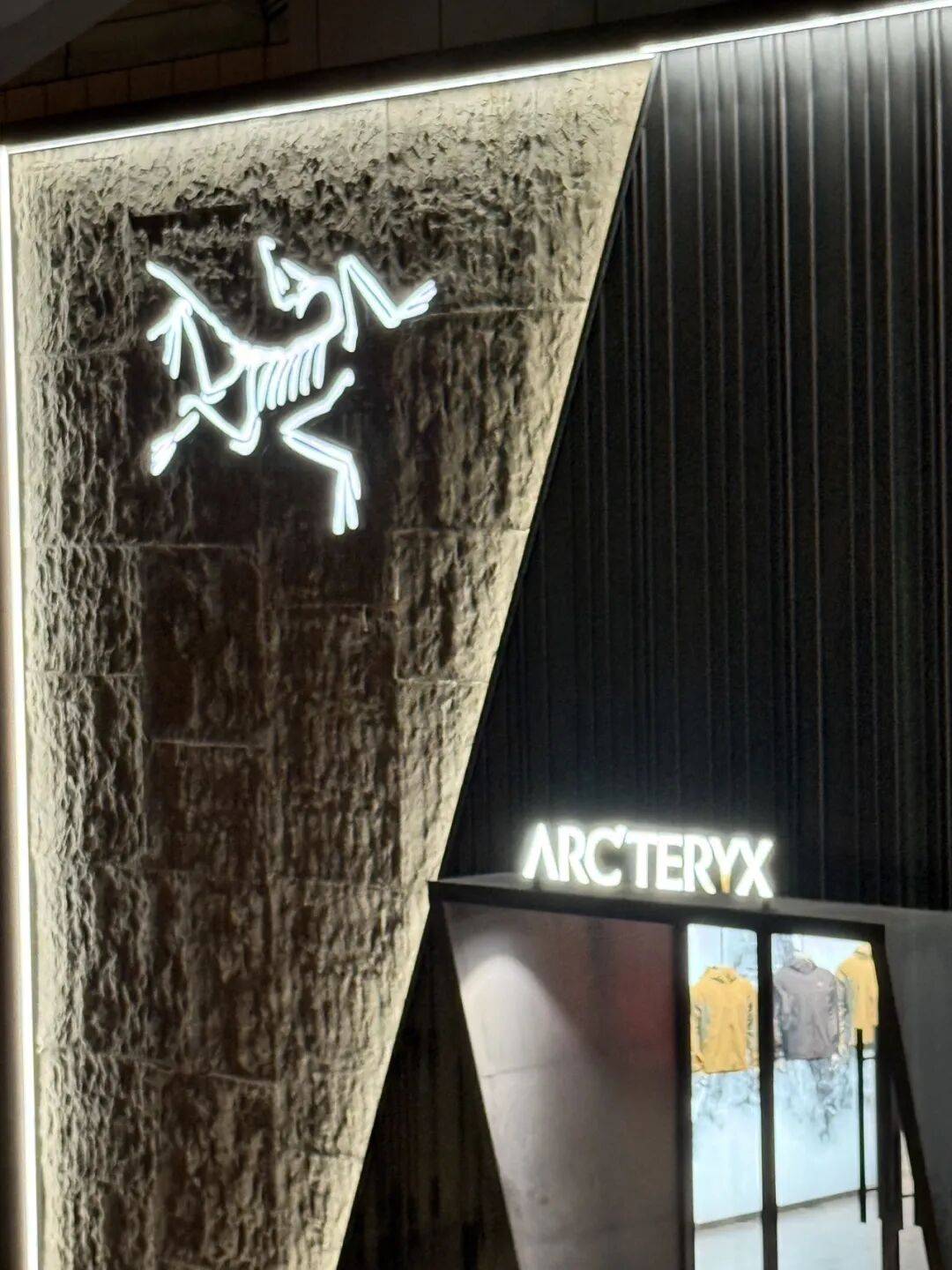 消费者开始退货<strong></p>
<p>官方抹茶交易所app下载</strong>！始祖鸟又被曝海内外道歉内容不一致