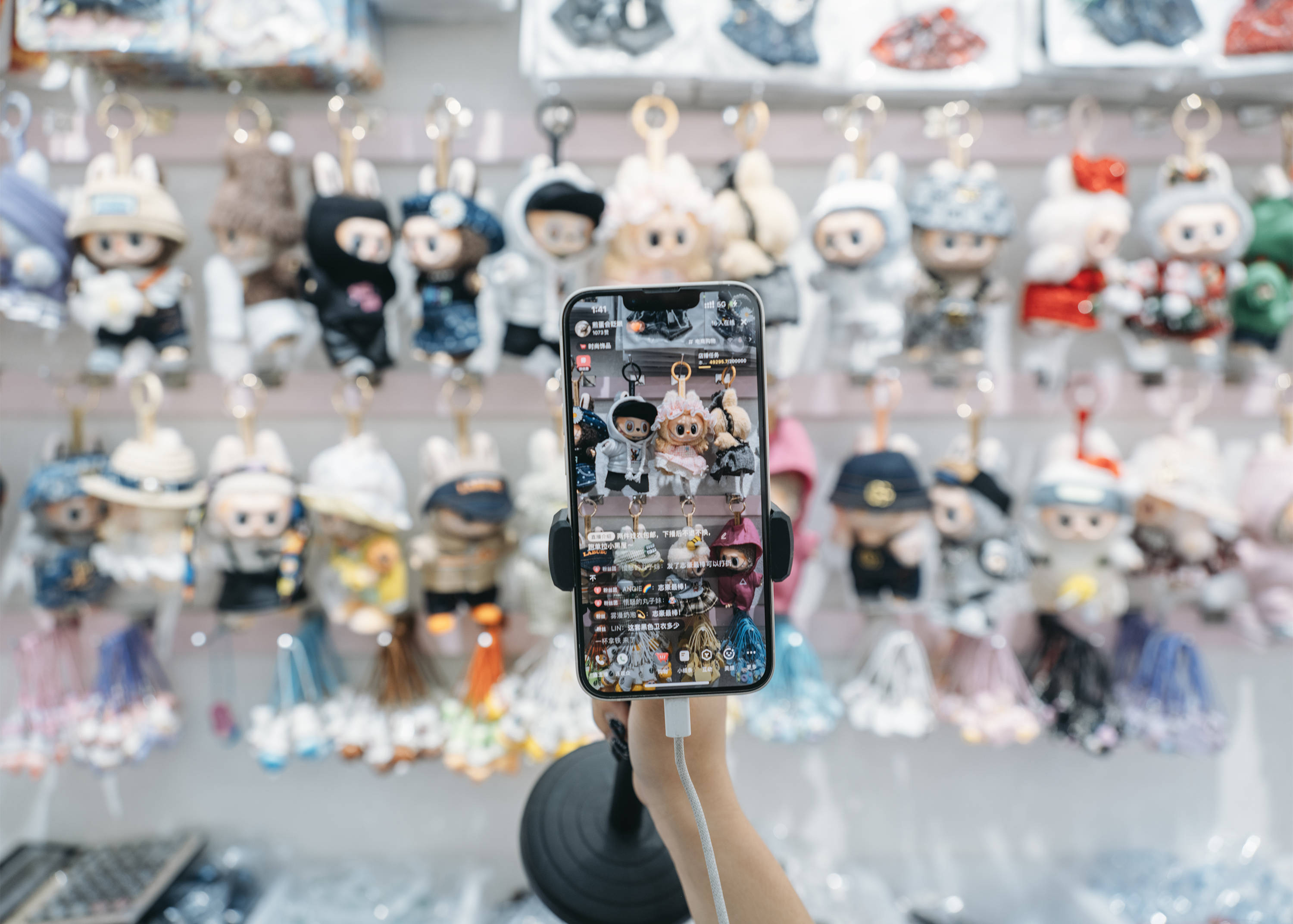 她裸辞带2万到义乌 卖玩偶衣服日入千元