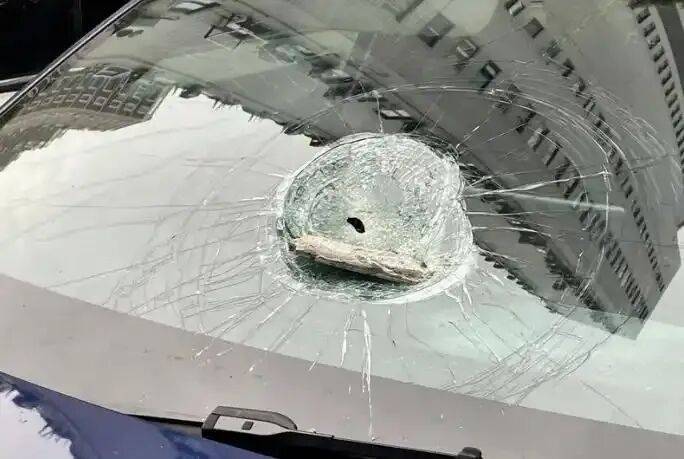 小区32楼外墙瓷砖脱落砸9车致凹陷<strong></p>
<p>官方抹茶交易所app下载</strong>,居民反映情况,物业回应将交由保险公司核定处理