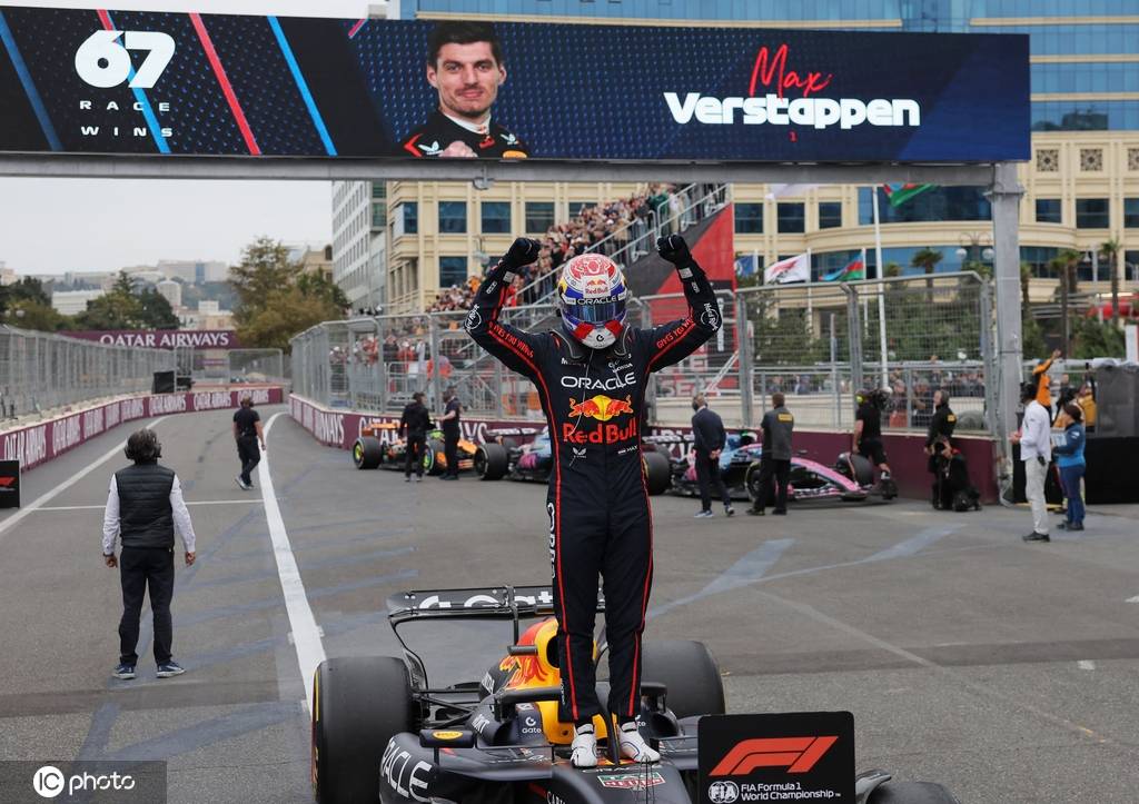 F1阿塞拜疆站-维斯塔潘无悬念夺冠 皮亚斯特里首圈撞墙诺里斯仅第7