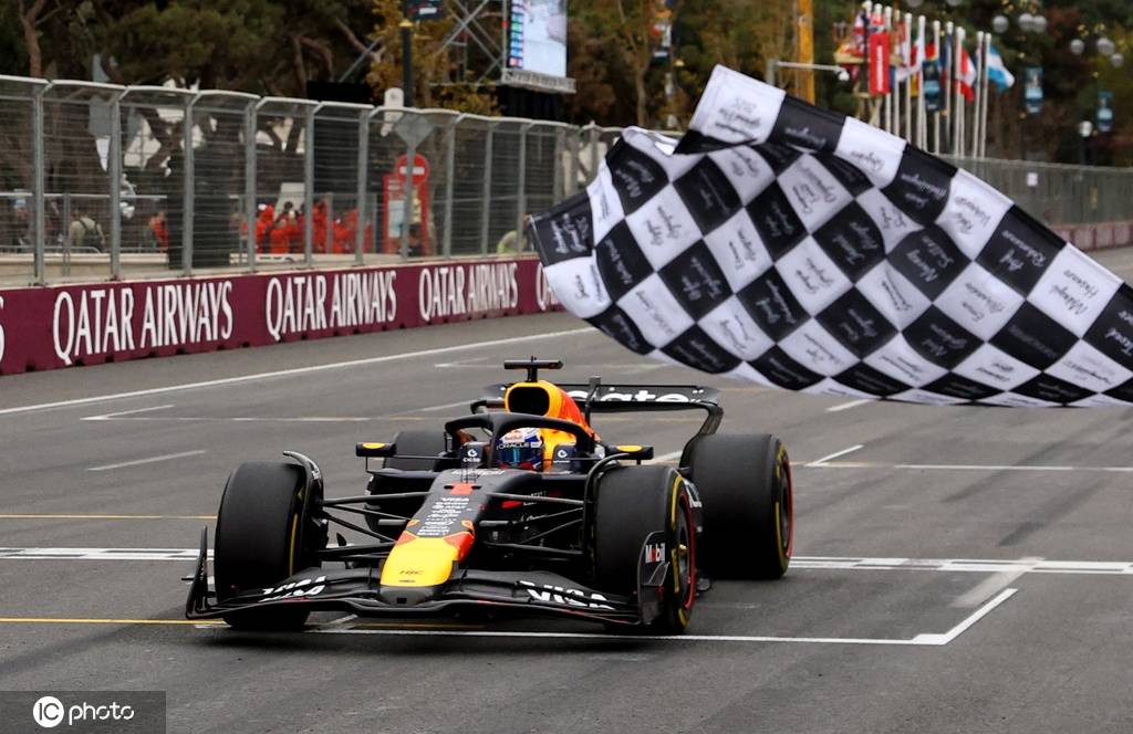 F1阿塞拜疆站-维斯塔潘无悬念夺冠 皮亚斯特里首圈撞墙诺里斯仅第7