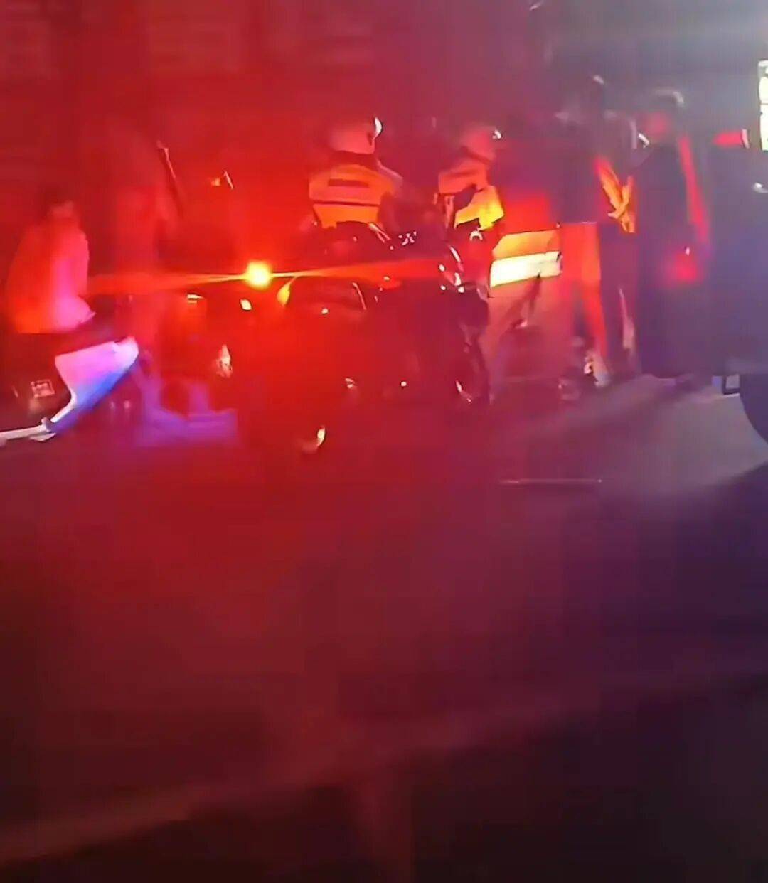 赣州警方通报“一餐饮店深夜多人打架斗殴”:2人酒后与邻桌发生冲突<strong></p>
<p>抹茶交易所最低交易金额</strong>,用酒瓶砸伤对方,并取刀致对方轻伤,涉案人员已被采取强制措施