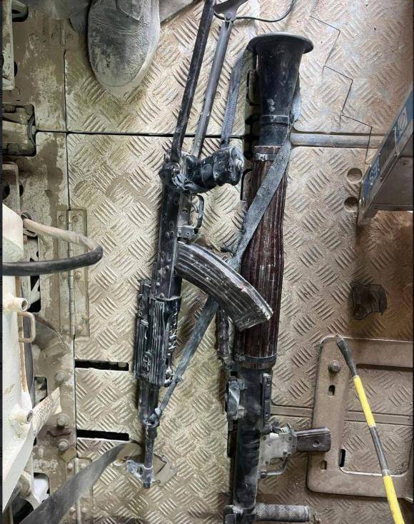 一命抵一命!敢死队手持56步枪<strong></p>
<p>交易所app创始人</strong>,打死一名以军少校,进地道前阵亡